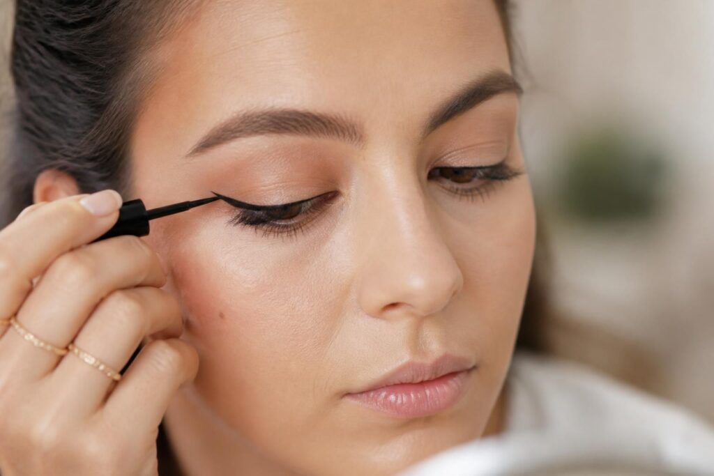 découvrez des astuces simples pour appliquer de l'eyeliner facilement et sans trembler, même si vous êtes débutante.