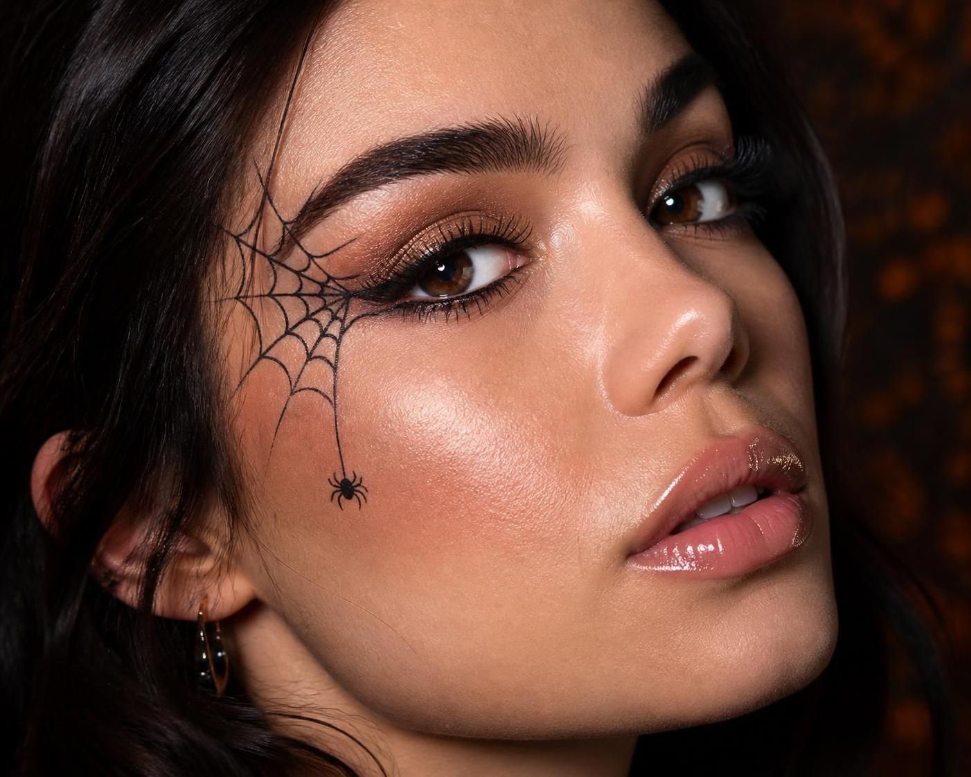 découvrez comment réaliser un eyeliner toile d'araignée parfait pour un maquillage d'halloween facile et spectaculaire en quelques étapes simples.
