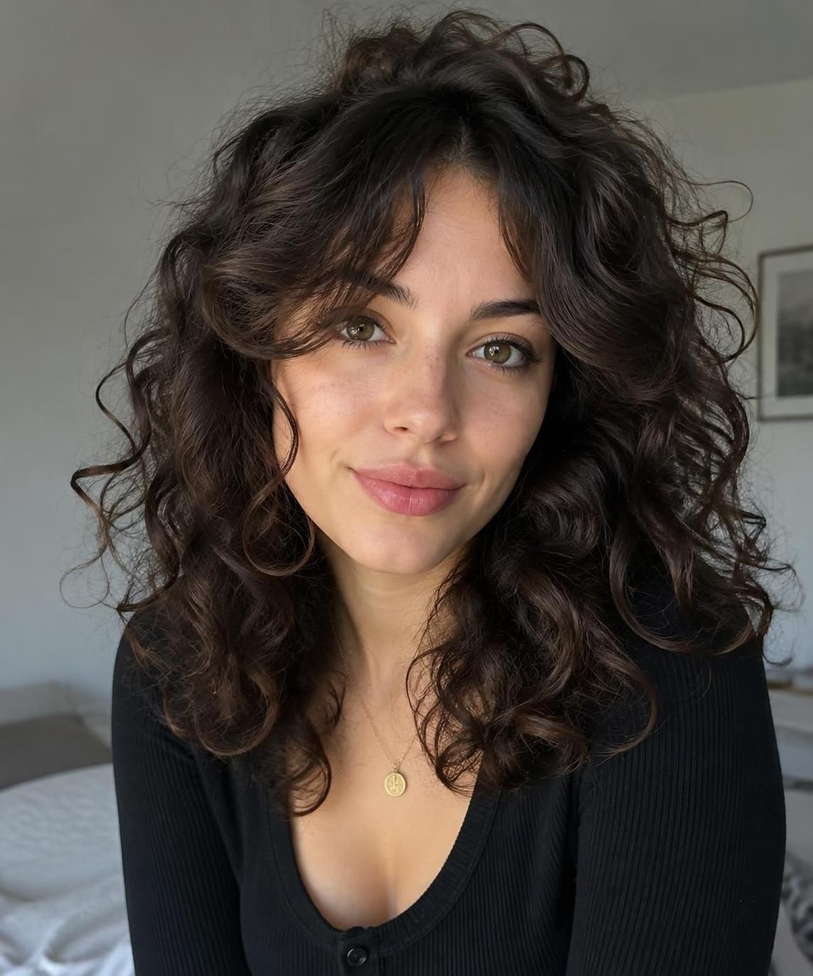 la frange rideau longue sublime les cheveux bouclés, mais convient-elle à toutes ? découvrez les visages, les boucles et les styles qu’elle met le mieux en valeur.